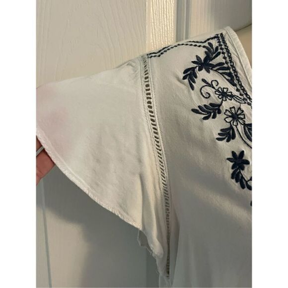 White Sleeveless Boho Top. Navy trim with a floral pattern and lace. Size Medium - Picture 2 of 4